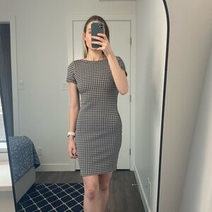 Dynamite - Bodycon Dress - Low Back V - Pencil Dress - Small - Houndstooth